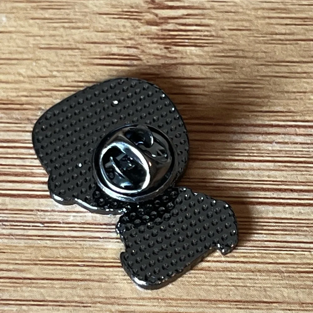 Vincent Enamel Pin - Picture 4 of 5